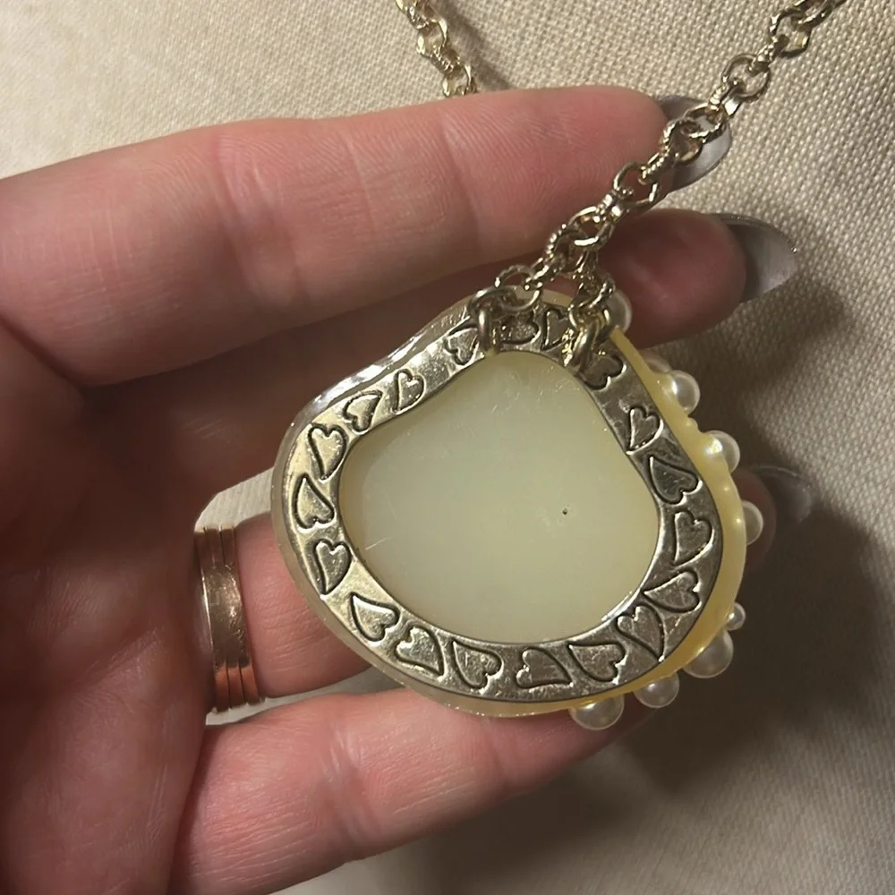 Betsey Johnson Surfmaid Iridescent Scallop Shell Clam Pearl AB Lucite Necklace - Picture 5 of 7